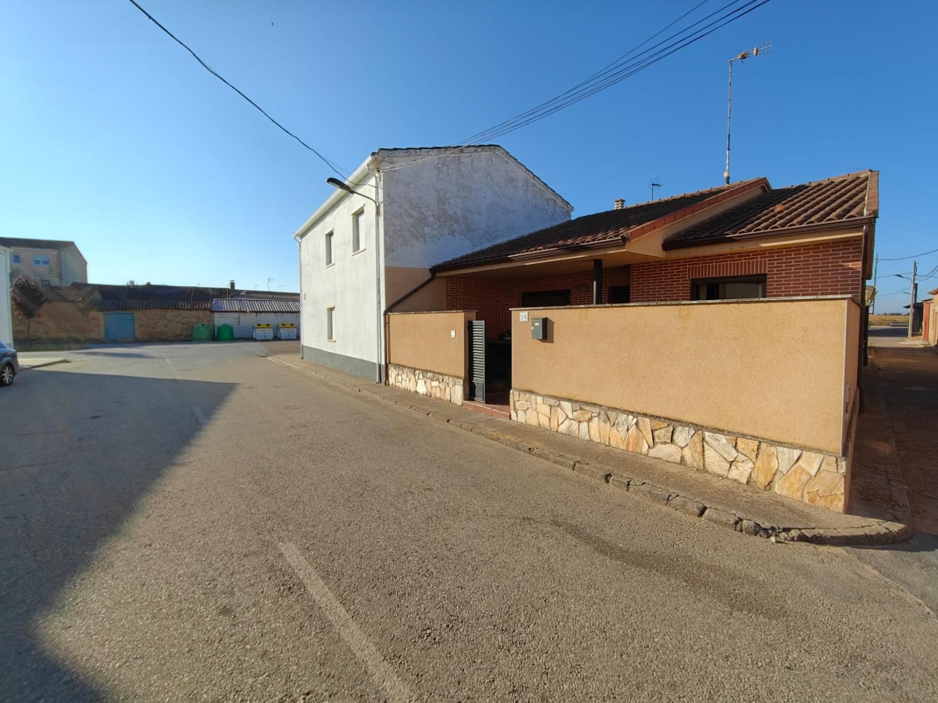 Vista exterior de Casa o xalet en venda en San Morales amb Calefacció, Jardí privat i Traster