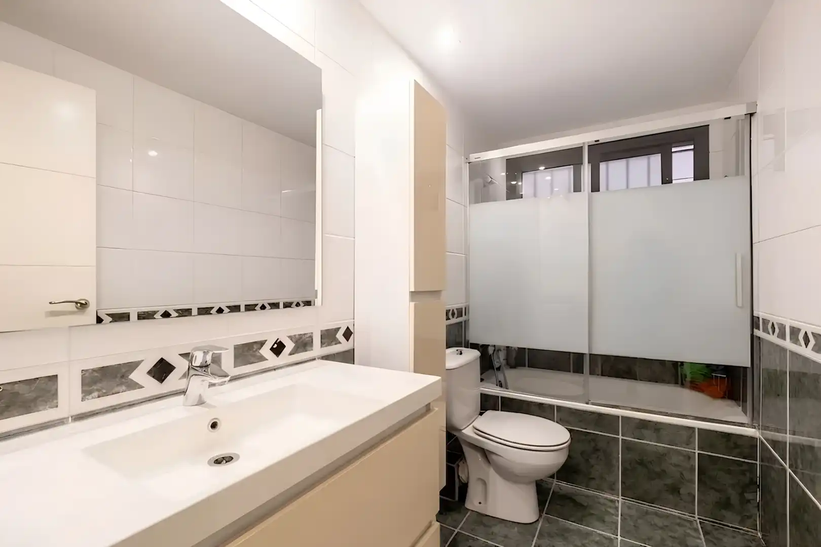 Bathroom of Flat for sale in Sant Cugat del Vallès  with Air Conditioner, Heating and Parquet flooring