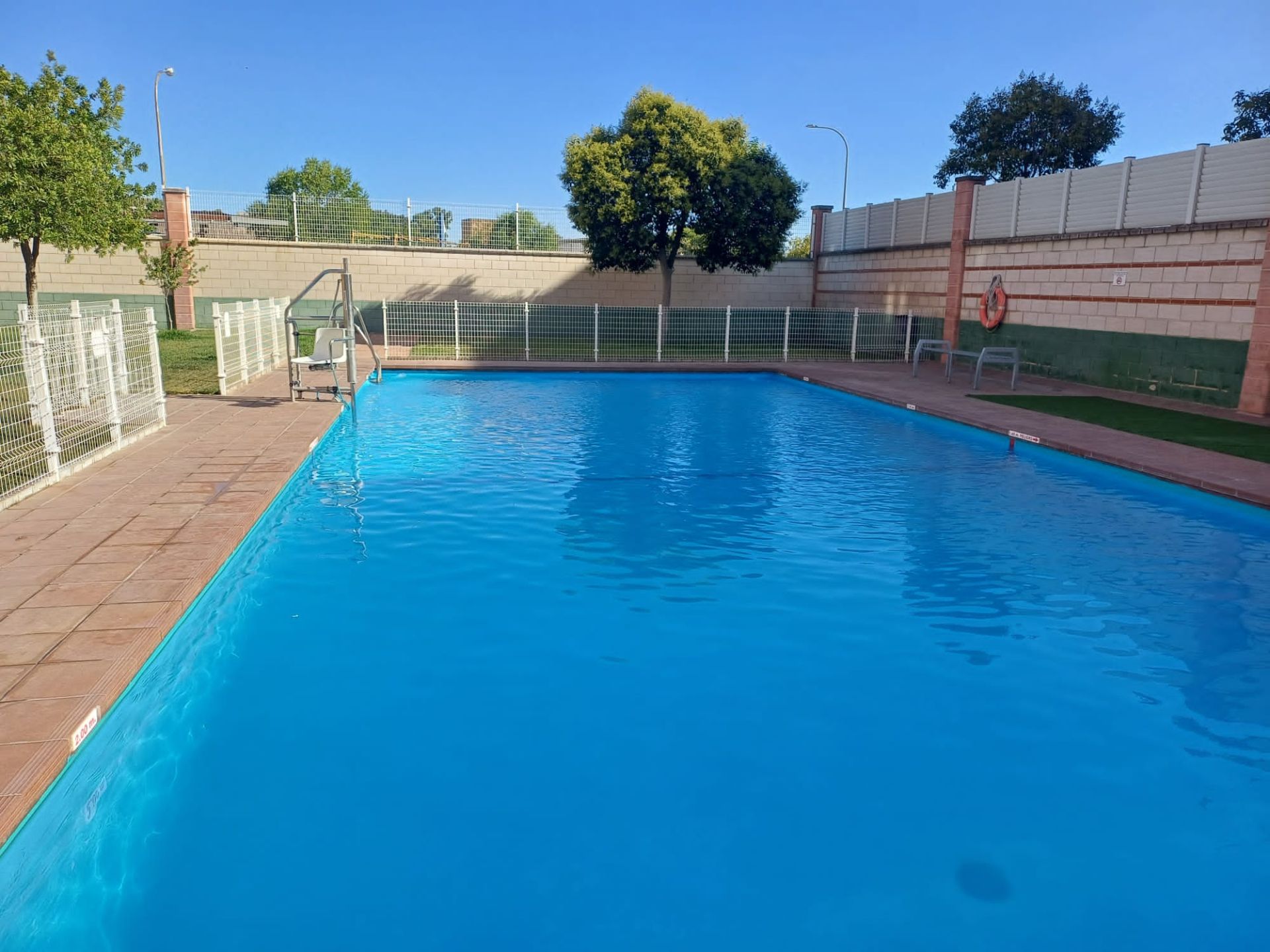Piscina de Pis de lloguer en Linares amb Aire condicionat, Calefacció i Jardí privat