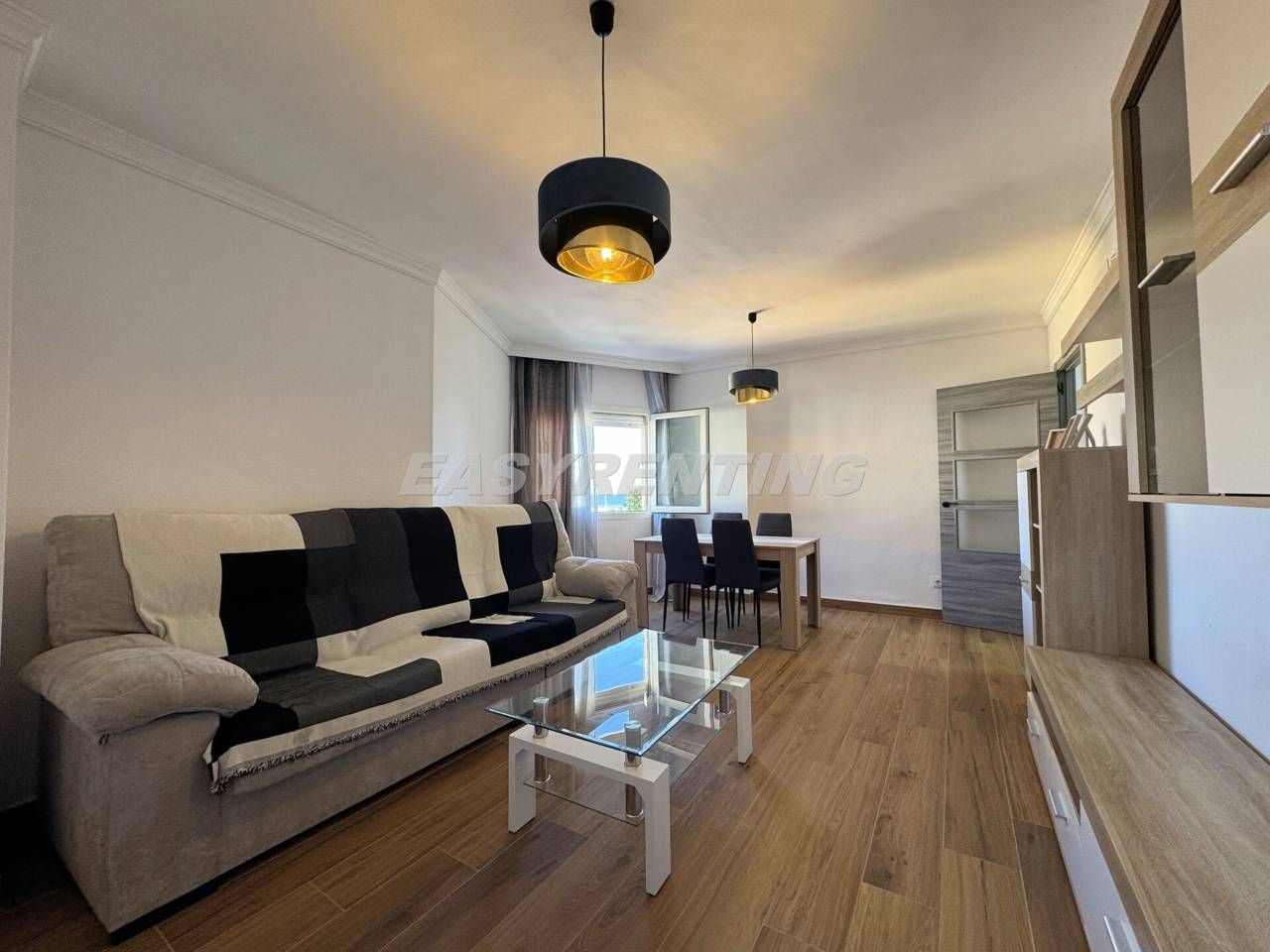 Sala d'estar de Pis de lloguer en La Línea de la Concepción amb Moblat