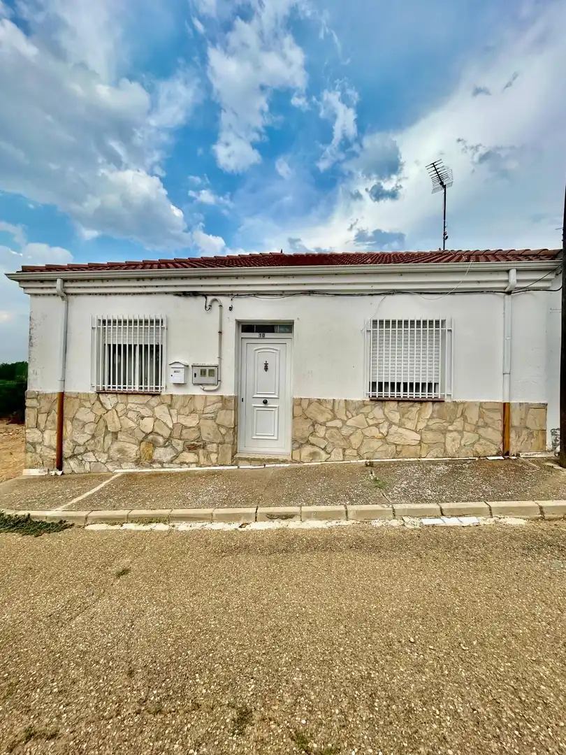 Exterior view of Country homes for sale in Roperuelos del Páramo, León