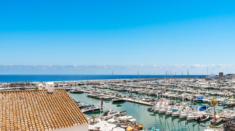 Un lujoso apartamento de diseño contemporáneo ubicado en el famoso puerto deportivo de Puerto Banús