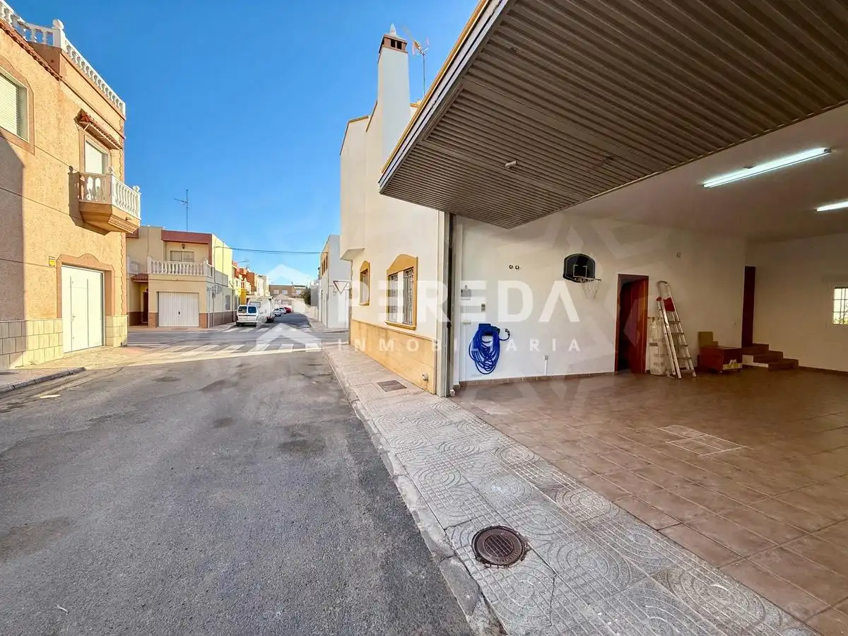 Vista exterior de Casa o xalet en venda en La Mojonera amb Jardí privat, Terrassa i Moblat