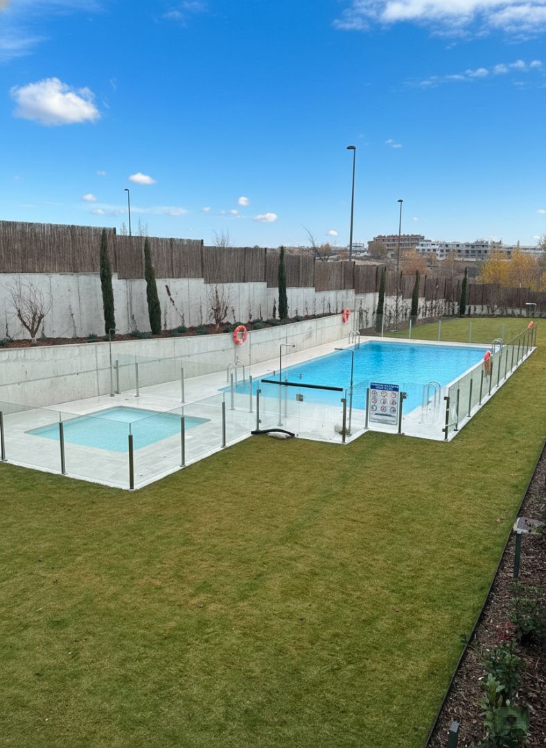 Piscina de Casa adosada en venda en Tres Cantos amb Aire condicionat, Calefacció i Jardí privat