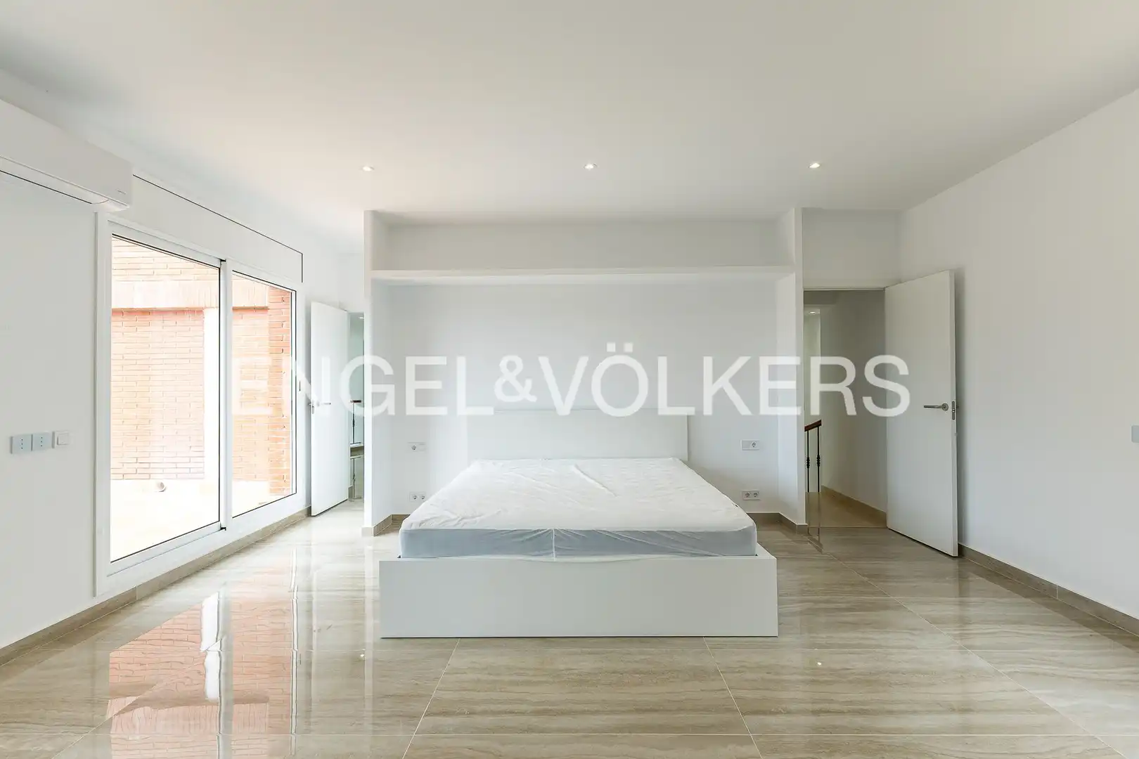 Habitación de Casa o chalet de alquiler en Corbera de Llobregat con Aire acondicionado, Calefacción y Jardín privado