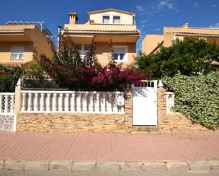 Vista exterior de Casa o xalet en venda en Guardamar del Segura amb Aire condicionat, Terrassa i Piscina