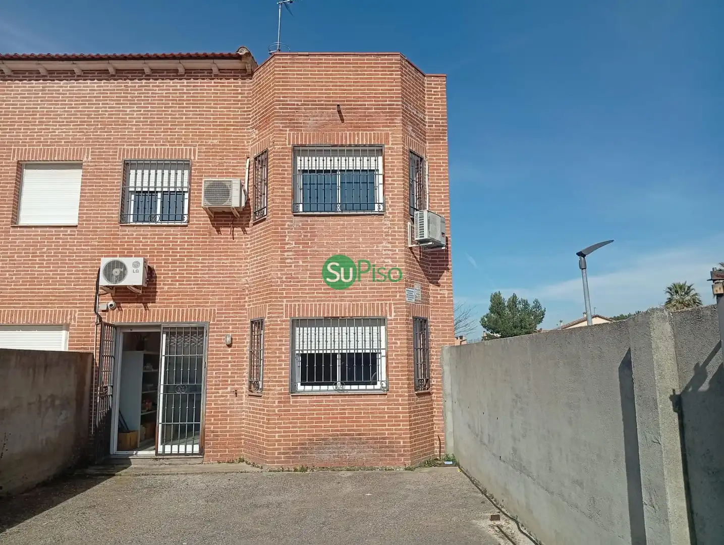 Vista exterior de Casa adosada en venda en Chozas de Canales amb Aire condicionat, Jardí privat i Terrassa