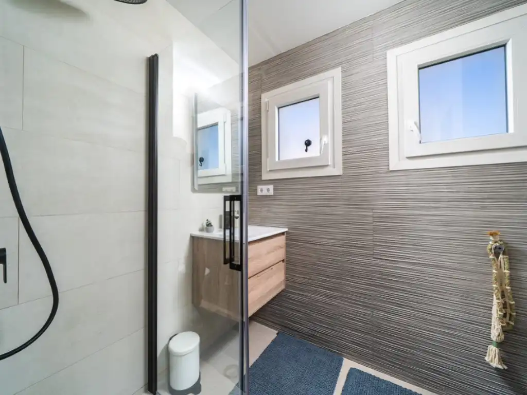 Bany de Apartament en venda en Torrevieja amb Aire condicionat i Piscina