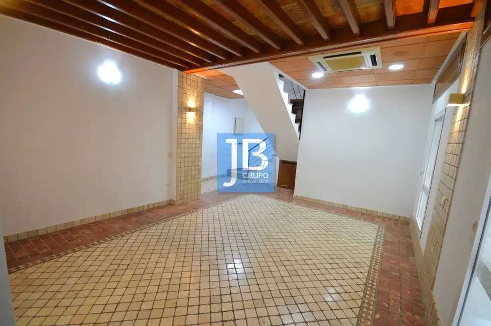 Local comercial de lloguer a Plaça de la Bassa