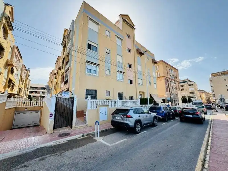 Vista exterior de Apartament en venda en Torrevieja amb Terrassa, Moblat i Piscina comunitària