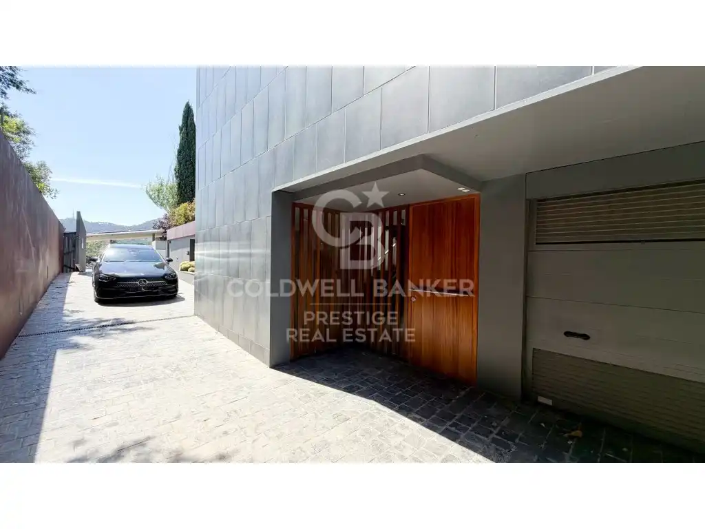 Vista exterior de Casa o chalet en venta en Barcelona con Terraza y Piscina