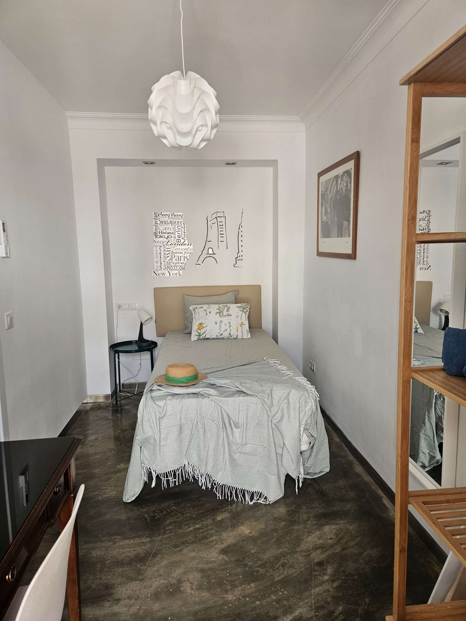 Bedroom of Flat to share in  Palma de Mallorca  with Air Conditioner and Terrace