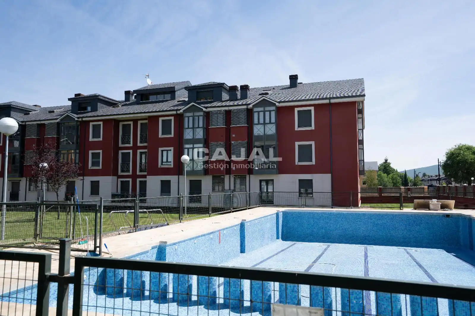 Außenansicht von Wohnung zum Verkauf in Riaza mit Heizung, Abstellraum und Schwimmbad