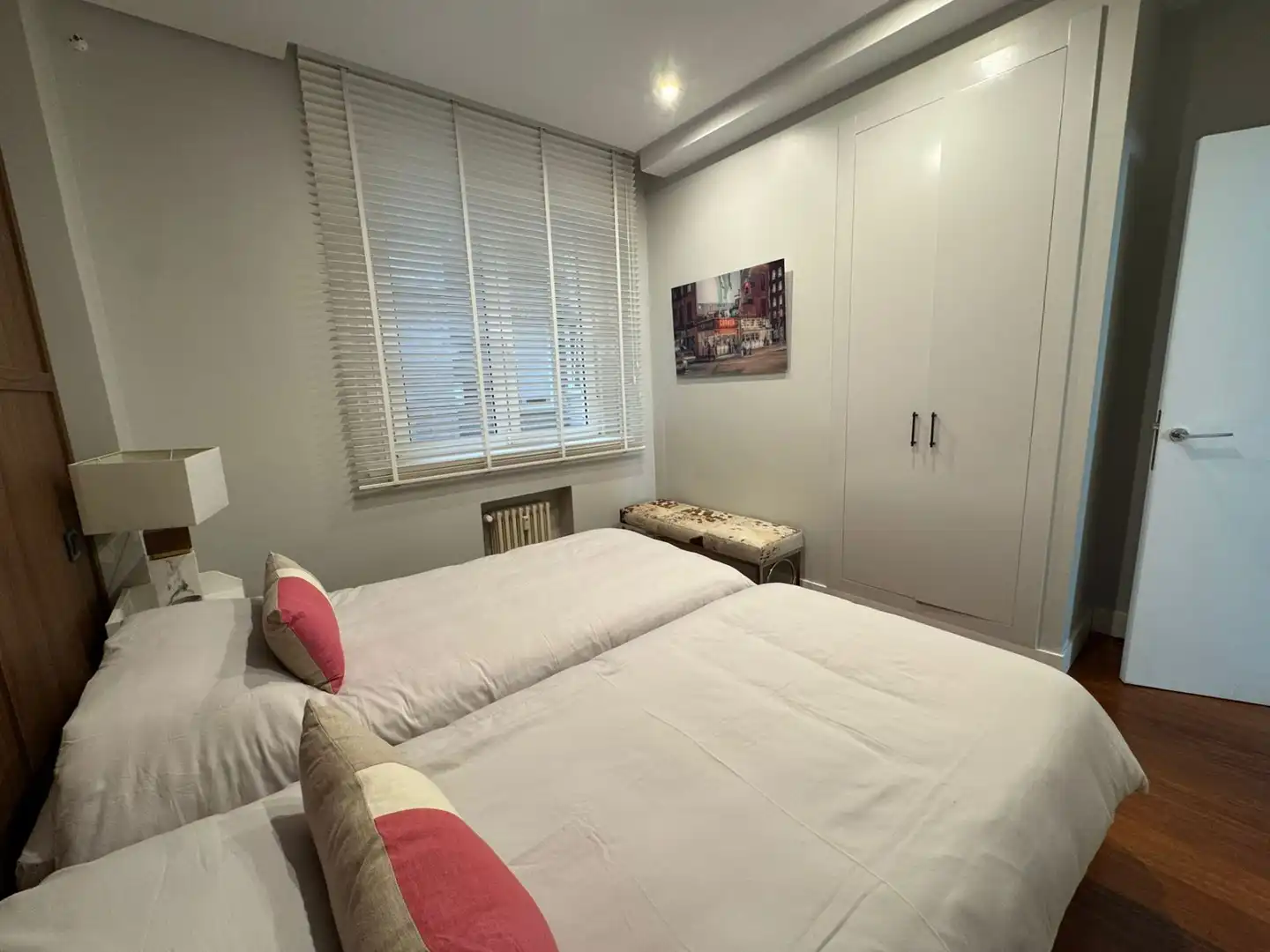Schlafzimmer von Wohnung zur Miete in Madrid mit Klimaanlage, Heizung und Möbliert
