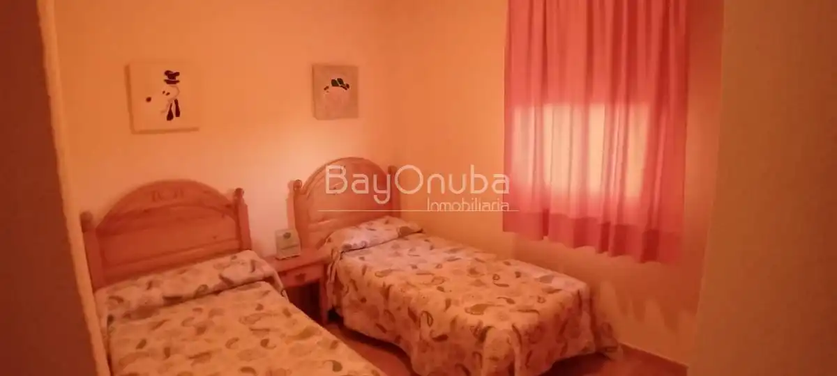 Schlafzimmer von Dachboden zur Miete in Punta Umbría mit Schwimmbad