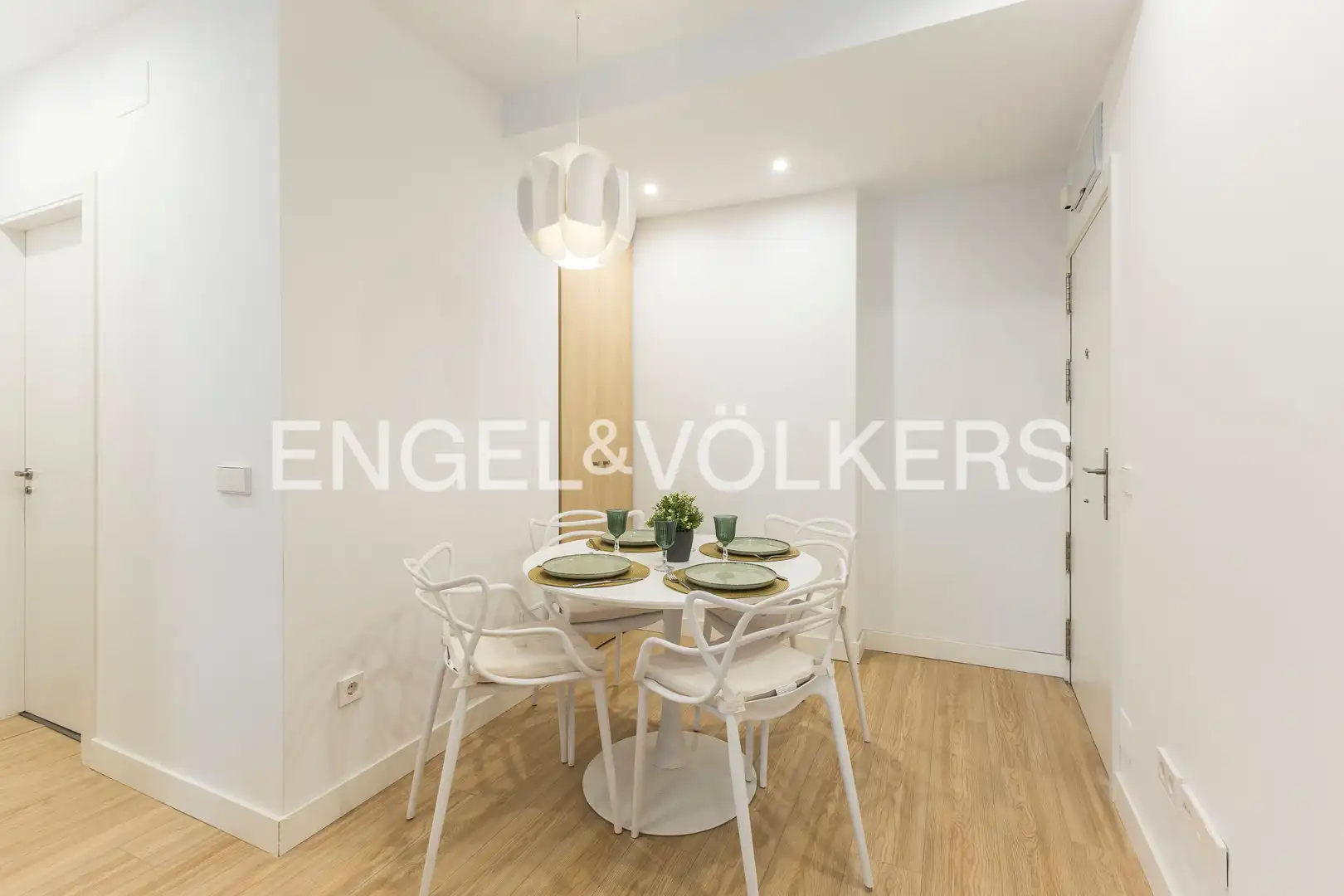 Menjador de Apartament de lloguer en Madrid amb Aire condicionat, Calefacció i Moblat