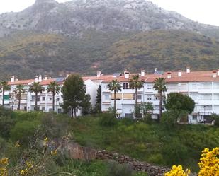 Vista exterior de Casa adosada en venda en Cortes de la Frontera amb Calefacció, Jardí privat i Traster