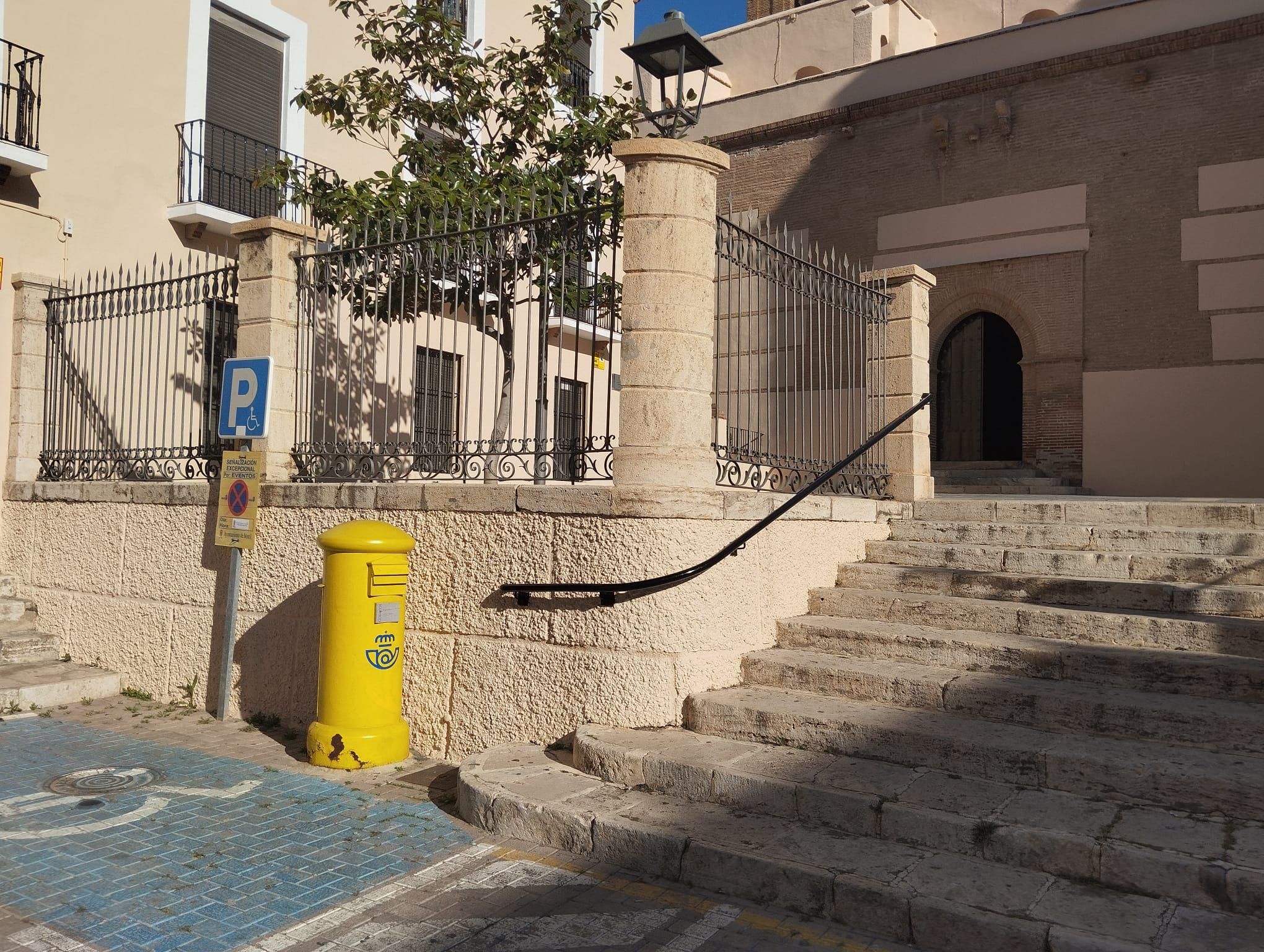 Vista exterior de Casa adosada en venda en Motril amb Terrassa i Traster