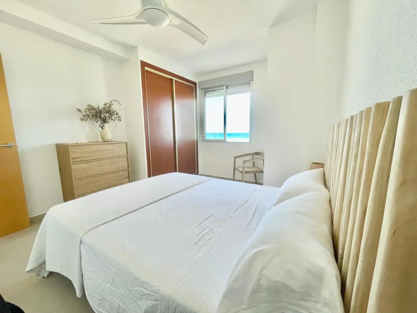 Habitación de Apartamento de alquiler en Guardamar del Segura con Amueblado, Lavadora y Microondas