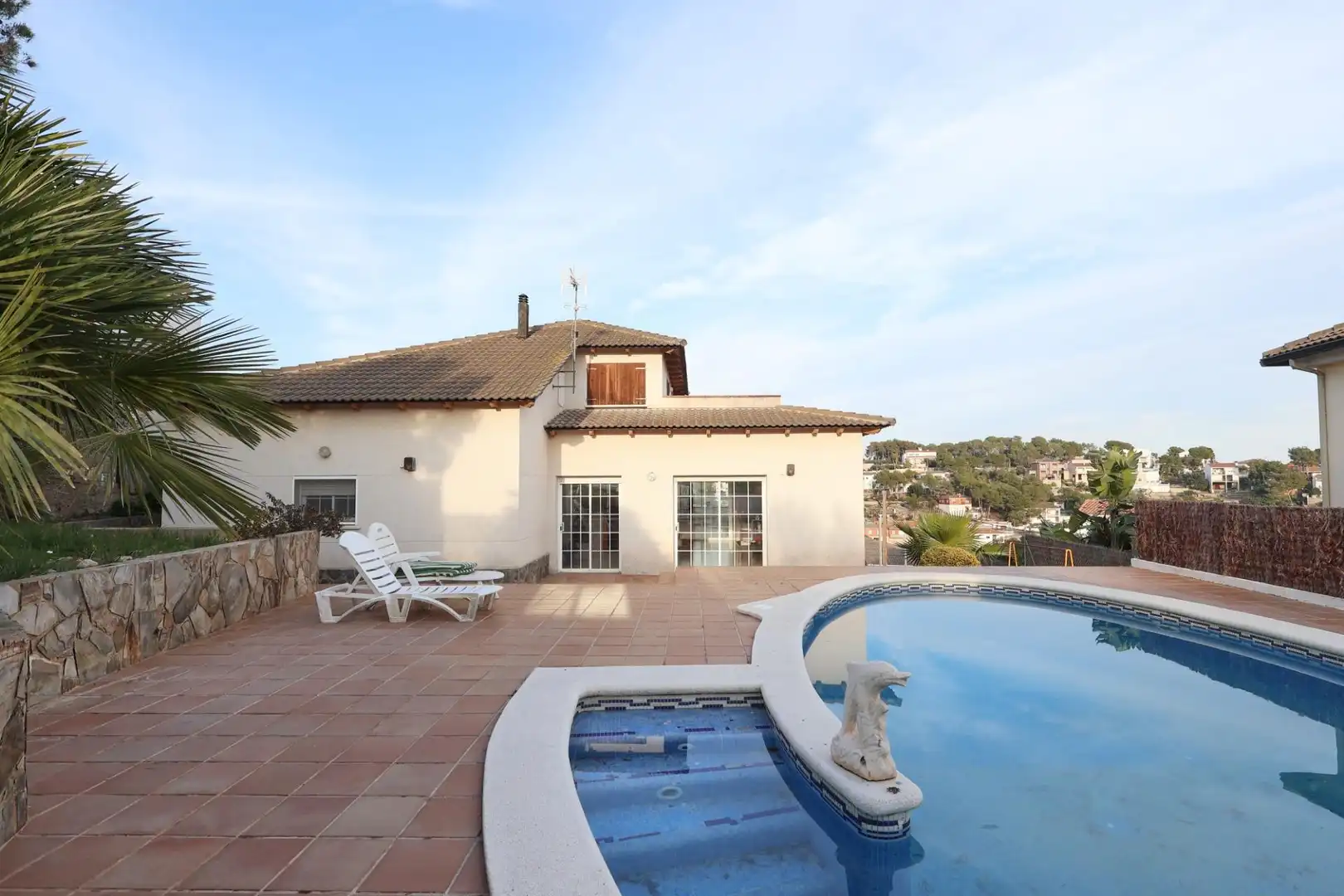 Vista exterior de Casa o xalet en venda en Cubelles amb Aire condicionat, Jardí privat i Terrassa
