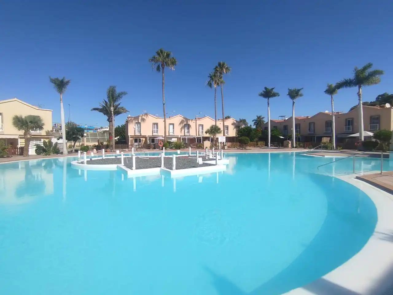 Piscina de Dúplex en venda en San Bartolomé de Tirajana amb Aire condicionat, Jardí privat i Terrassa