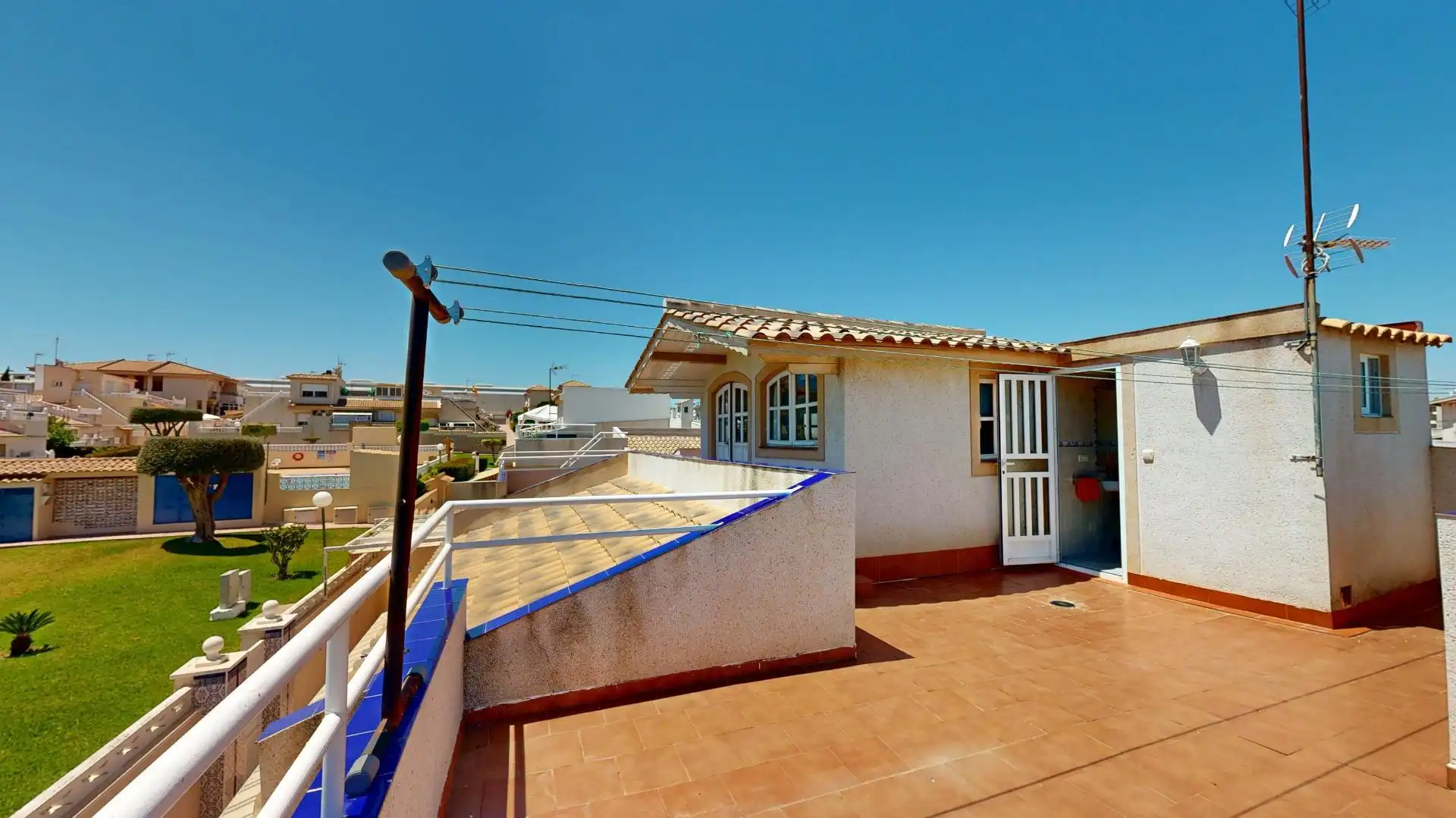 Terrassa de Casa adosada en venda en Torrevieja amb Aire condicionat, Calefacció i Jardí privat