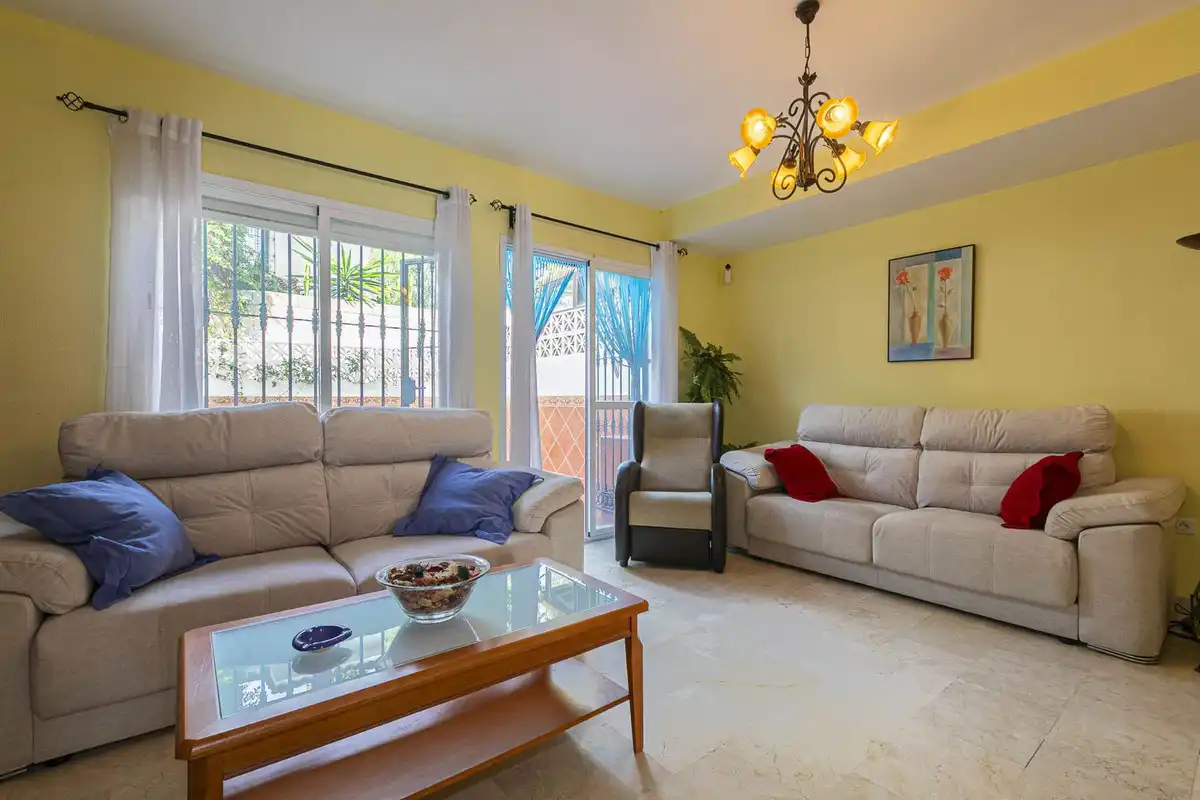 Sala d'estar de Casa adosada en venda en Marbella amb Terrassa i Traster