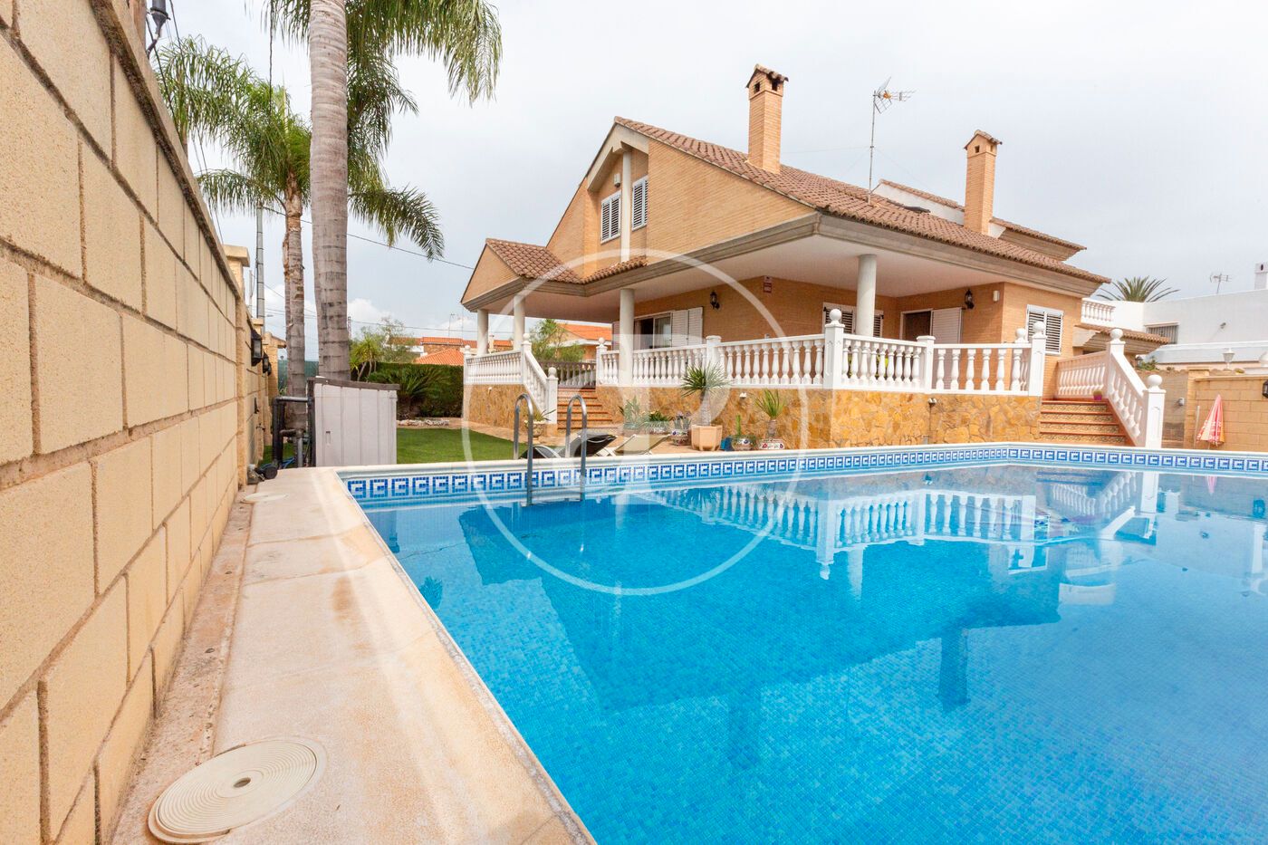 Vista exterior de Casa o xalet en venda en Sagunto / Sagunt amb Aire condicionat, Calefacció i Jardí privat