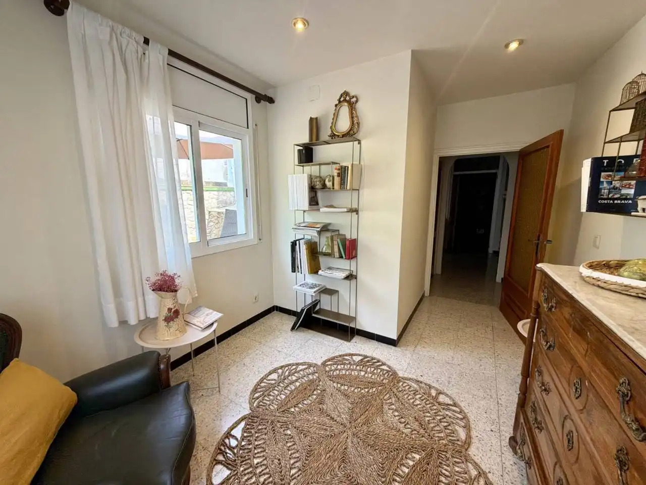 Sala d'estar de Casa o xalet en venda en Tortellà amb Jardí privat i Moblat