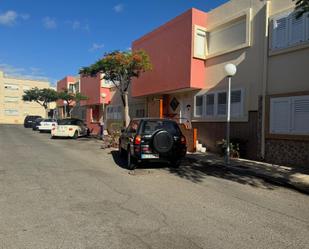 Vista exterior de Casa adosada en venda en San Bartolomé de Tirajana amb Aire condicionat