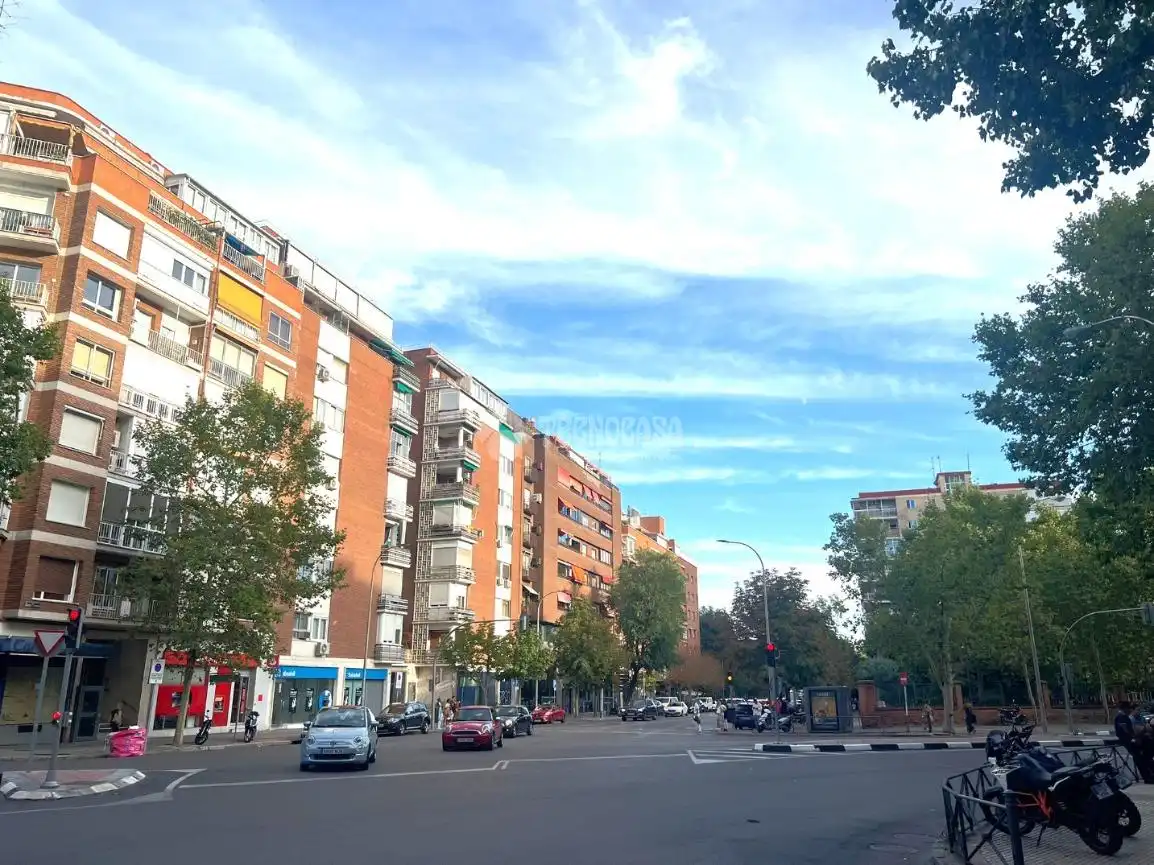 Vista exterior de Local en venda en Madrid