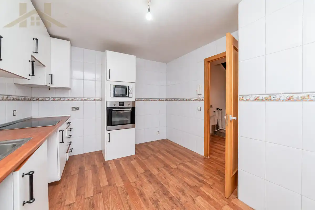 Cuina de Casa adosada en venda en Seseña amb Calefacció, Jardí privat i Terrassa