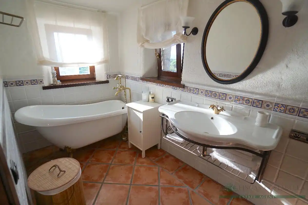 Bathroom of Country homes for sale in Castell d'Aro, Platja d'Aro i s'Agaró  with Air Conditioner, Heating and Terrace