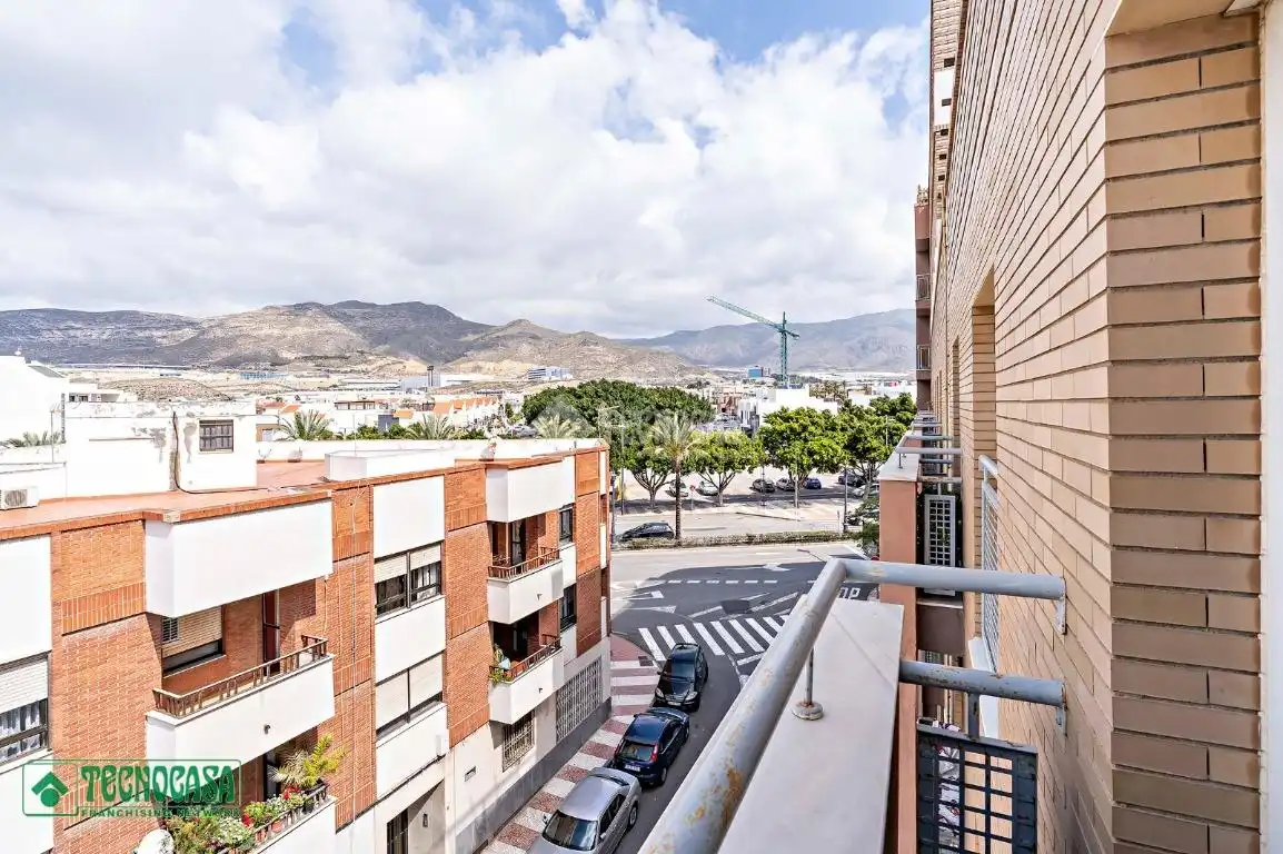 Außenansicht von Wohnung zum Verkauf in Roquetas de Mar mit Klimaanlage
