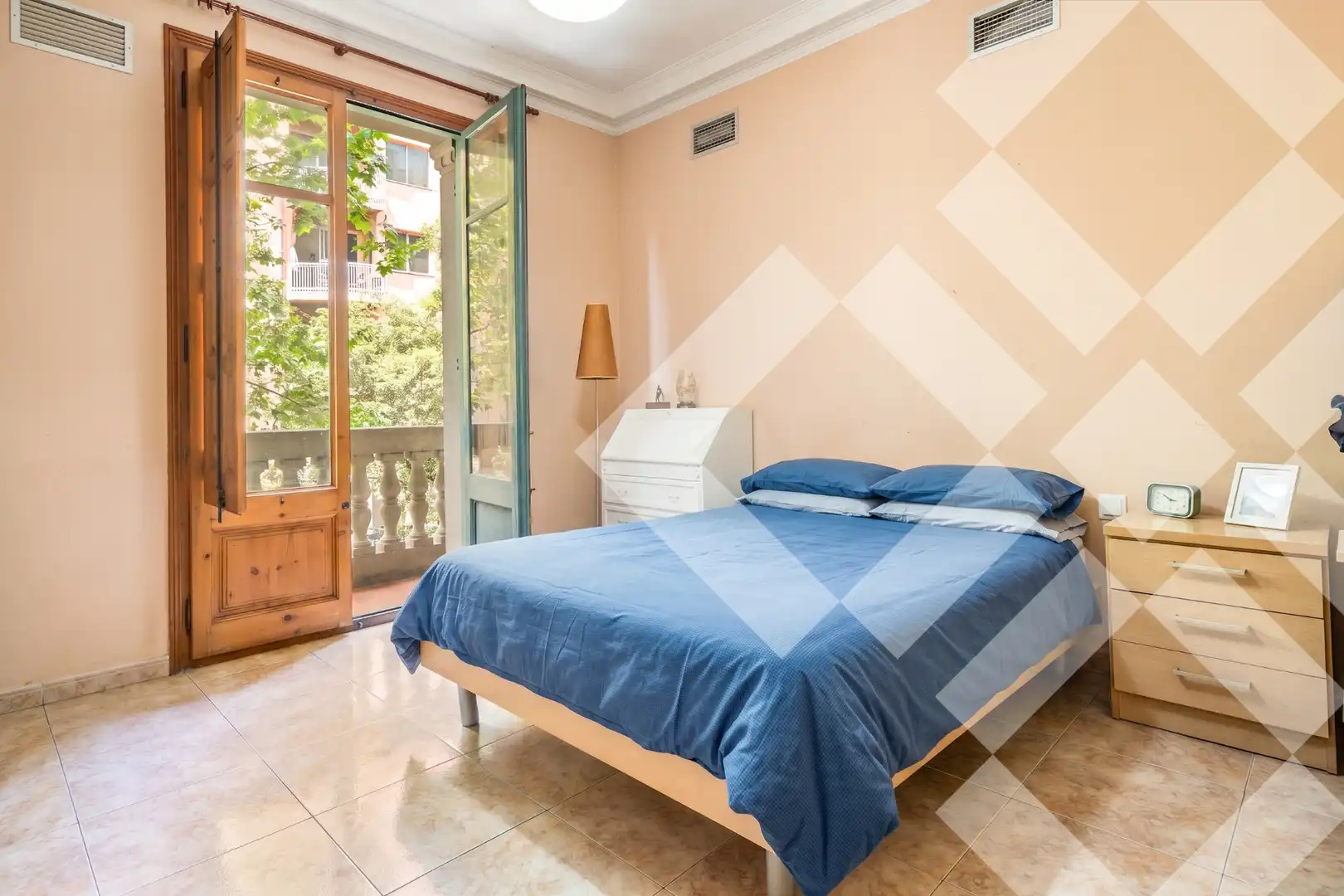 Schlafzimmer von Wohnung zum Verkauf in Barcelona mit Heizung, Ofen und Balkon