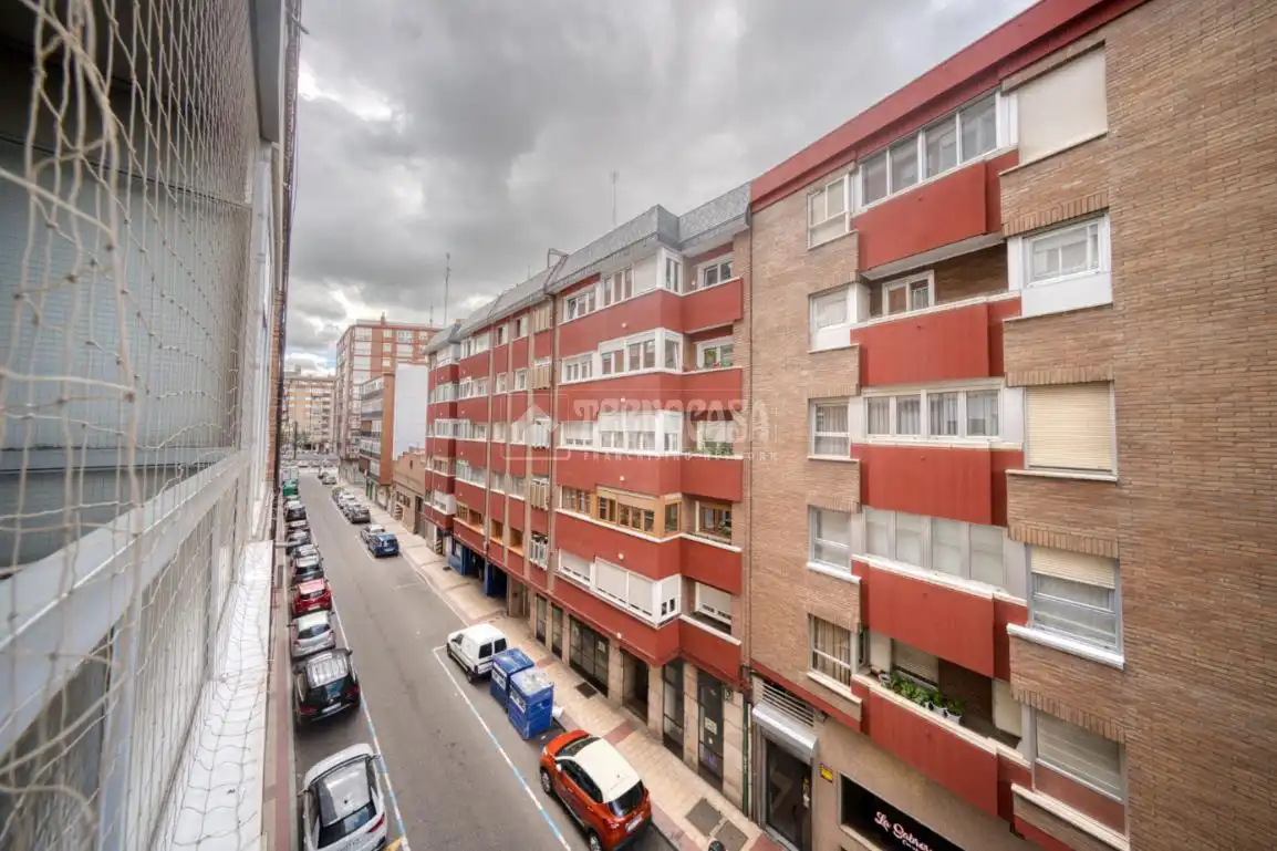 Vista exterior de Pis en venda en Valladolid amb Balcó