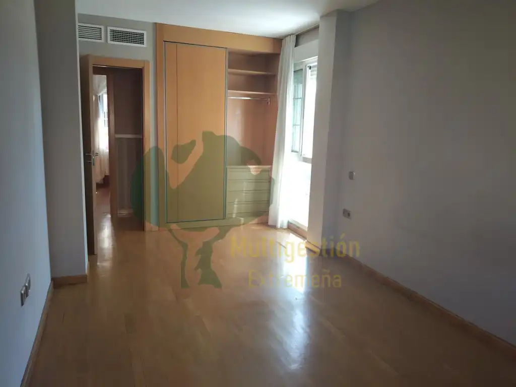 Habitación de Piso en venta en Cáceres con Aire acondicionado, Jardín privado y Piscina comunitaria