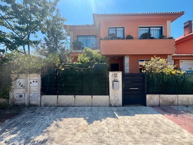 Vista exterior de Casa o xalet en venda en Ferrol amb Calefacció, Jardí privat i Parquet
