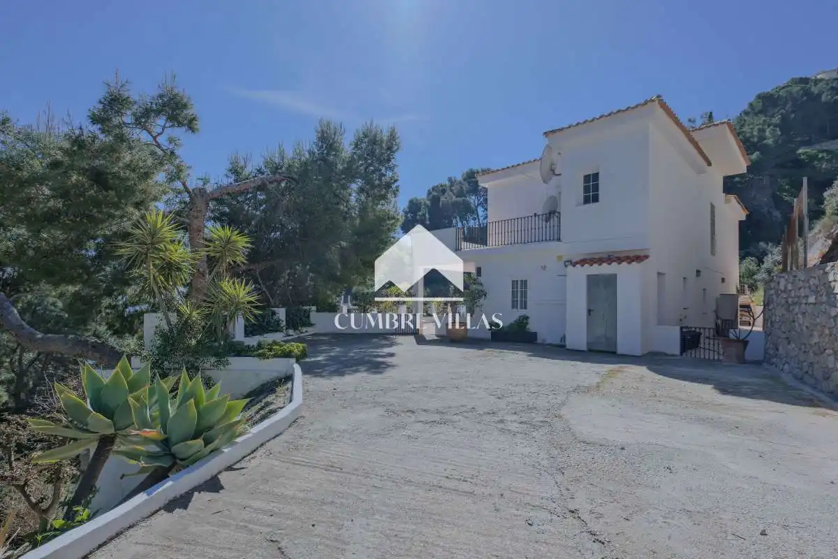 Vista exterior de Casa o xalet en venda en Almuñécar amb Calefacció, Jardí privat i Terrassa
