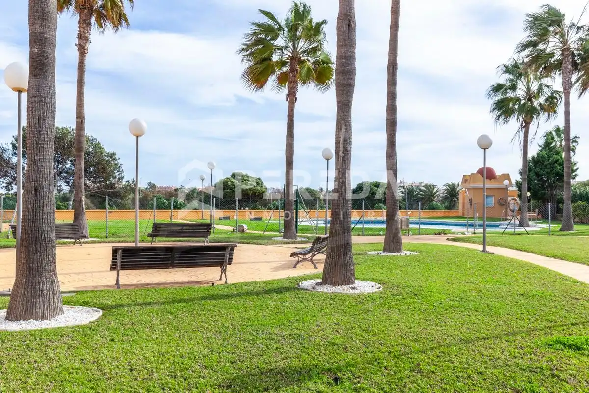 Garten von Erdgeschoss zum Verkauf in Roquetas de Mar mit Klimaanlage, Privatgarten und Schwimmbad