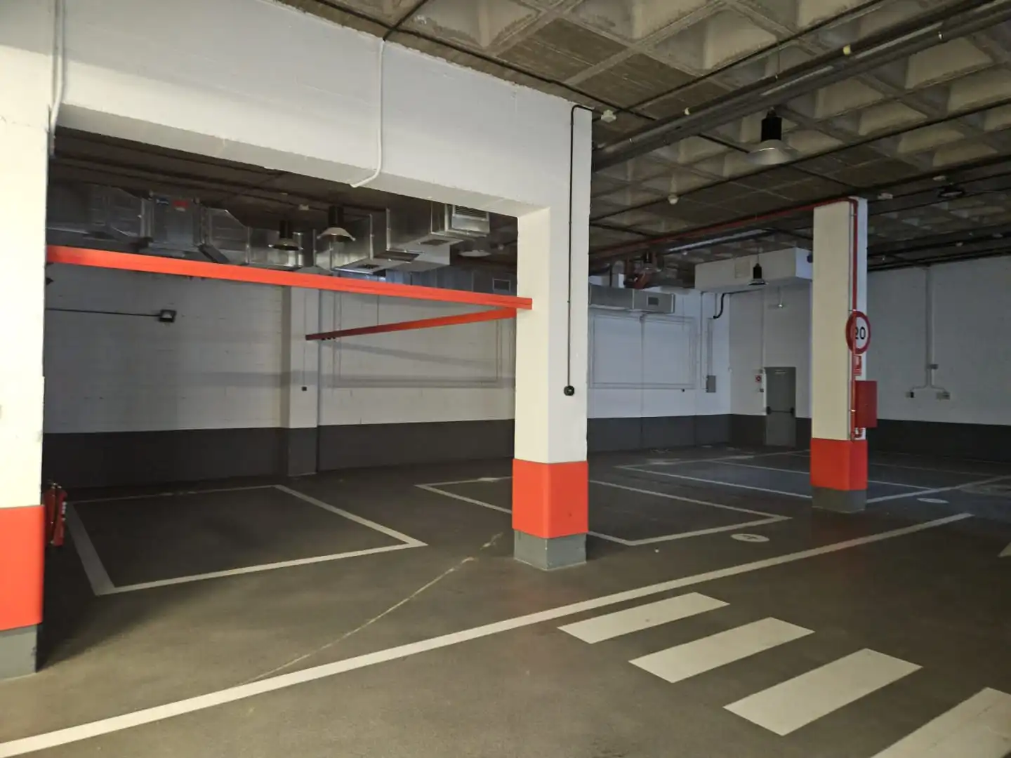 Parkplatz von Fabrikhallen zum Verkauf in Alcobendas