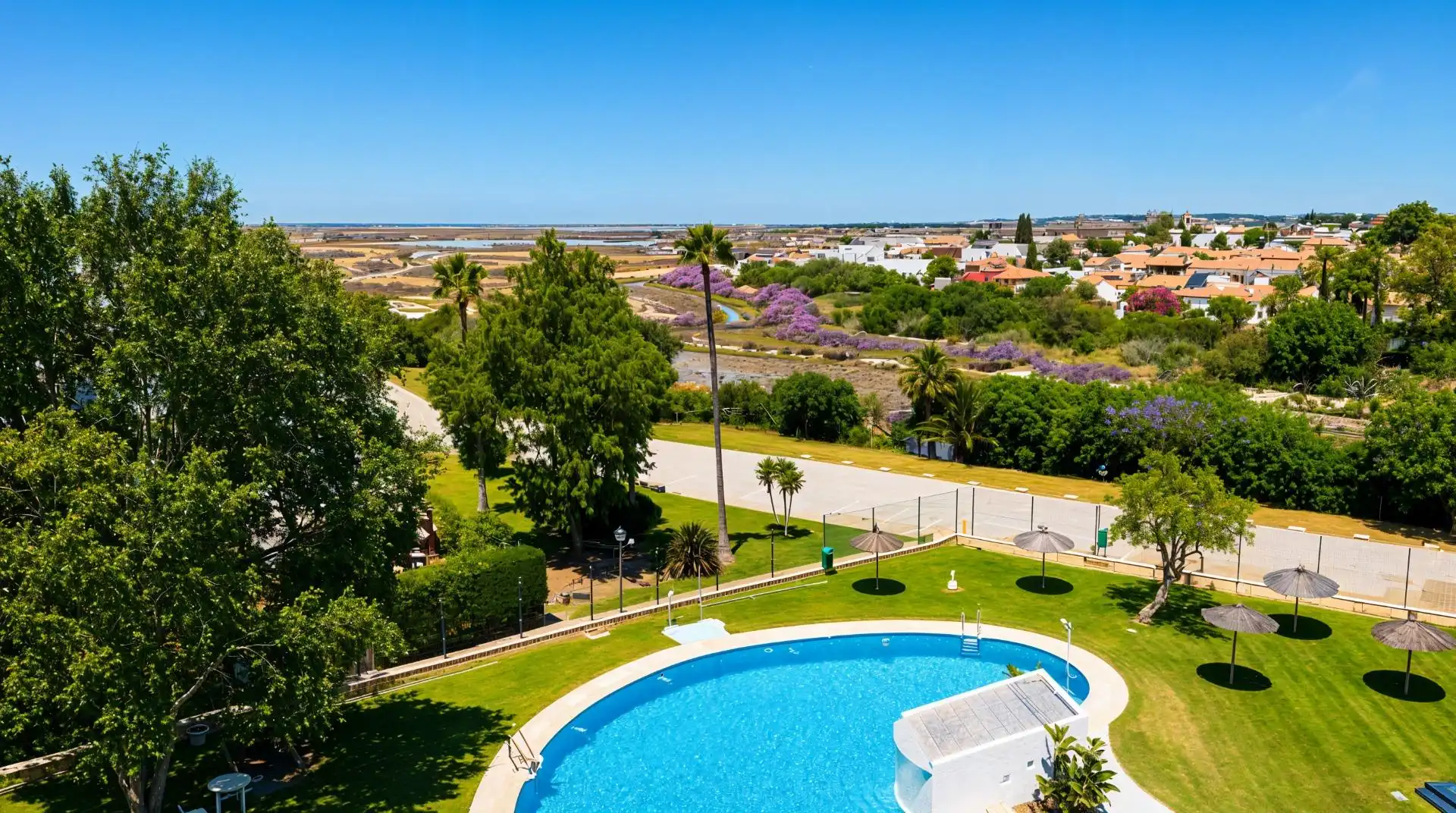 Außenansicht von Wohnungen zum Verkauf in Chiclana de la Frontera mit Privatgarten und Gemeinschaftspool