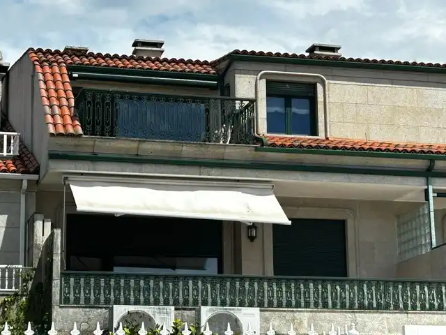 Vista exterior de Àtic en venda en Vilagarcía de Arousa amb Calefacció, Parquet i Terrassa