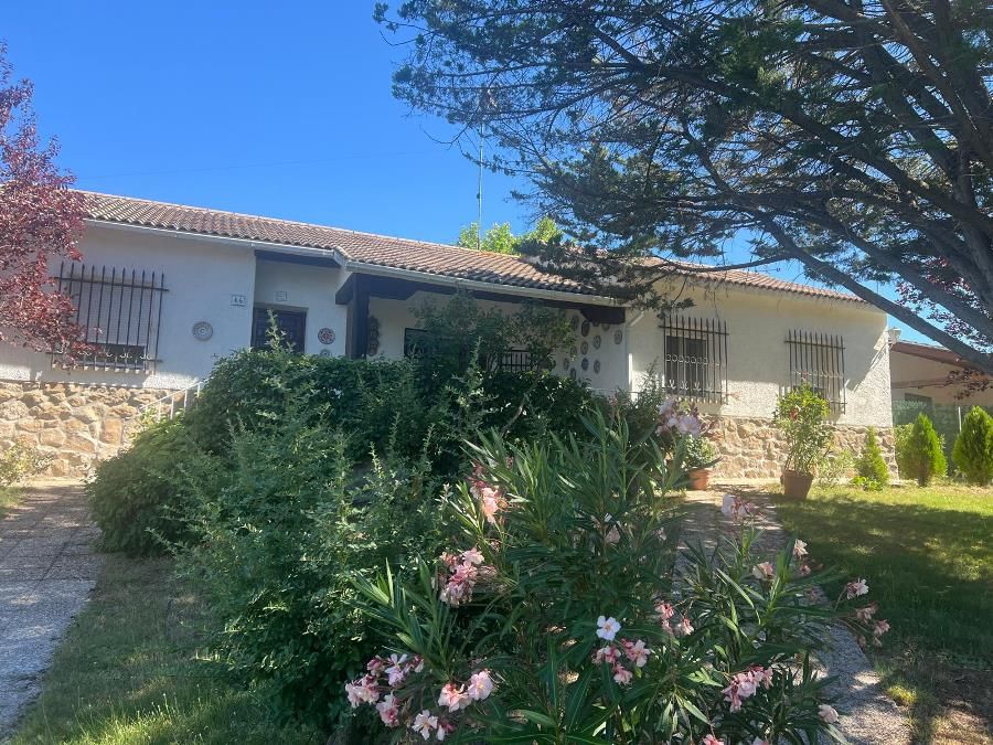 Vista exterior de Casa o xalet en venda en Maello amb Jardí privat i Moblat