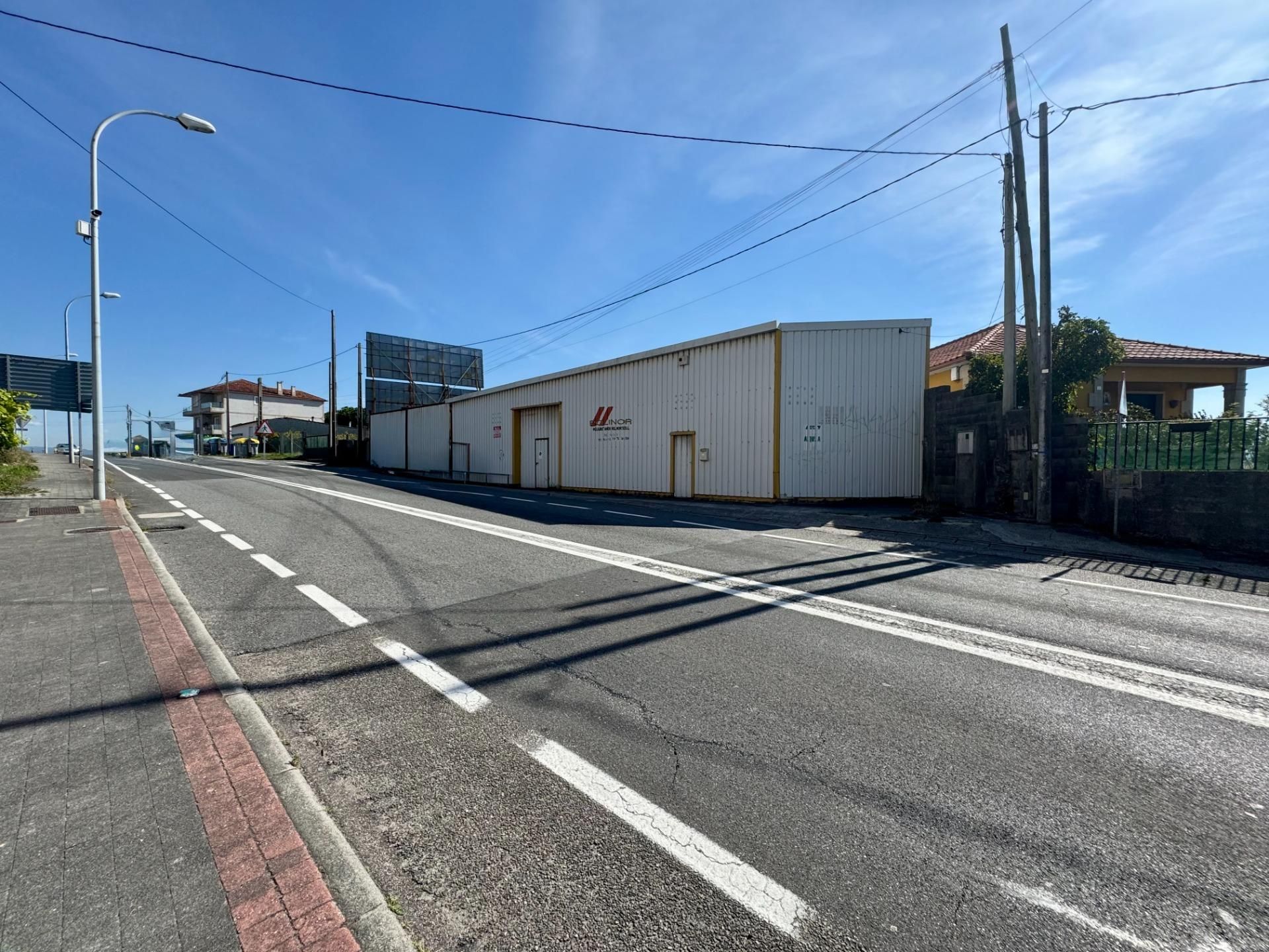 Vista exterior de Nau industrial en venda en Sanxenxo