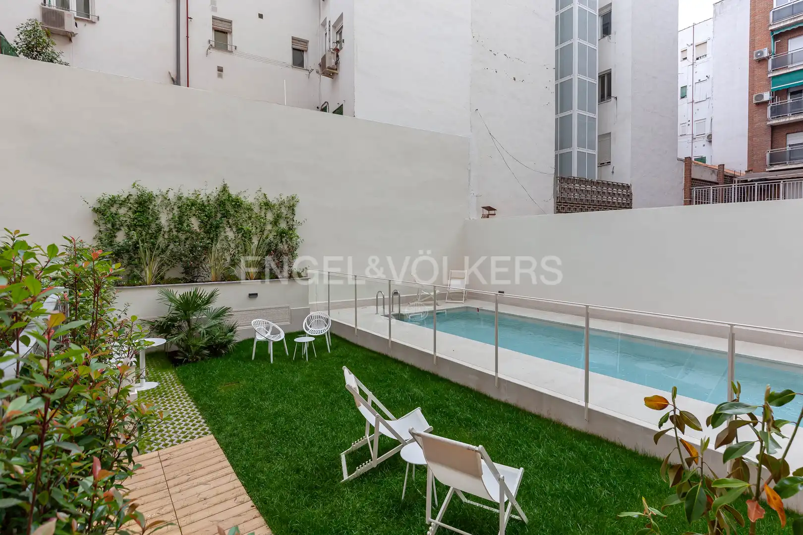 Piscina de Piso de alquiler en Madrid con Aire acondicionado, Calefacción y Jardín privado
