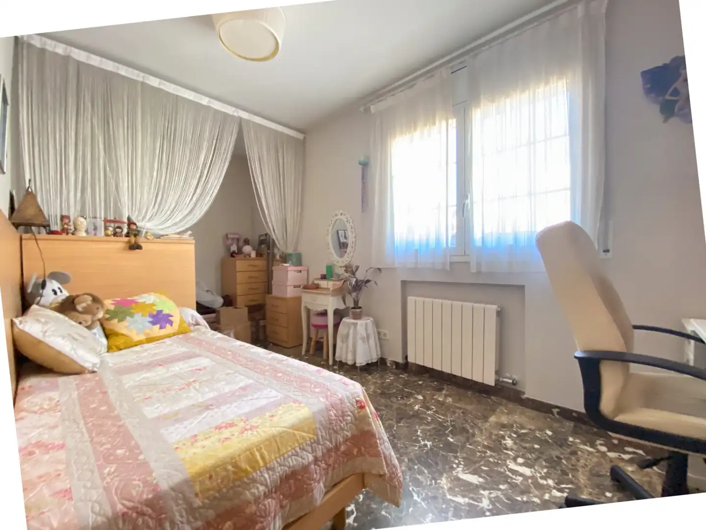 Habitación de Casa adosada en venta en Cerdanyola del Vallès con Aire acondicionado, Calefacción y Jardín privado