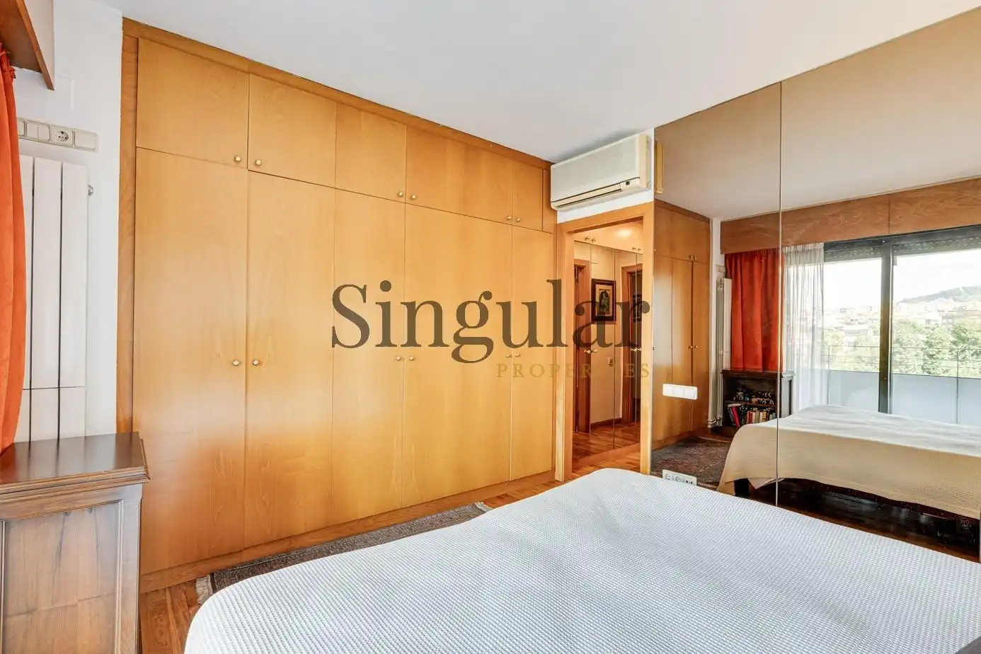 Schlafzimmer von Dachboden zum Verkauf in Barcelona mit Klimaanlage, Heizung und Parkett