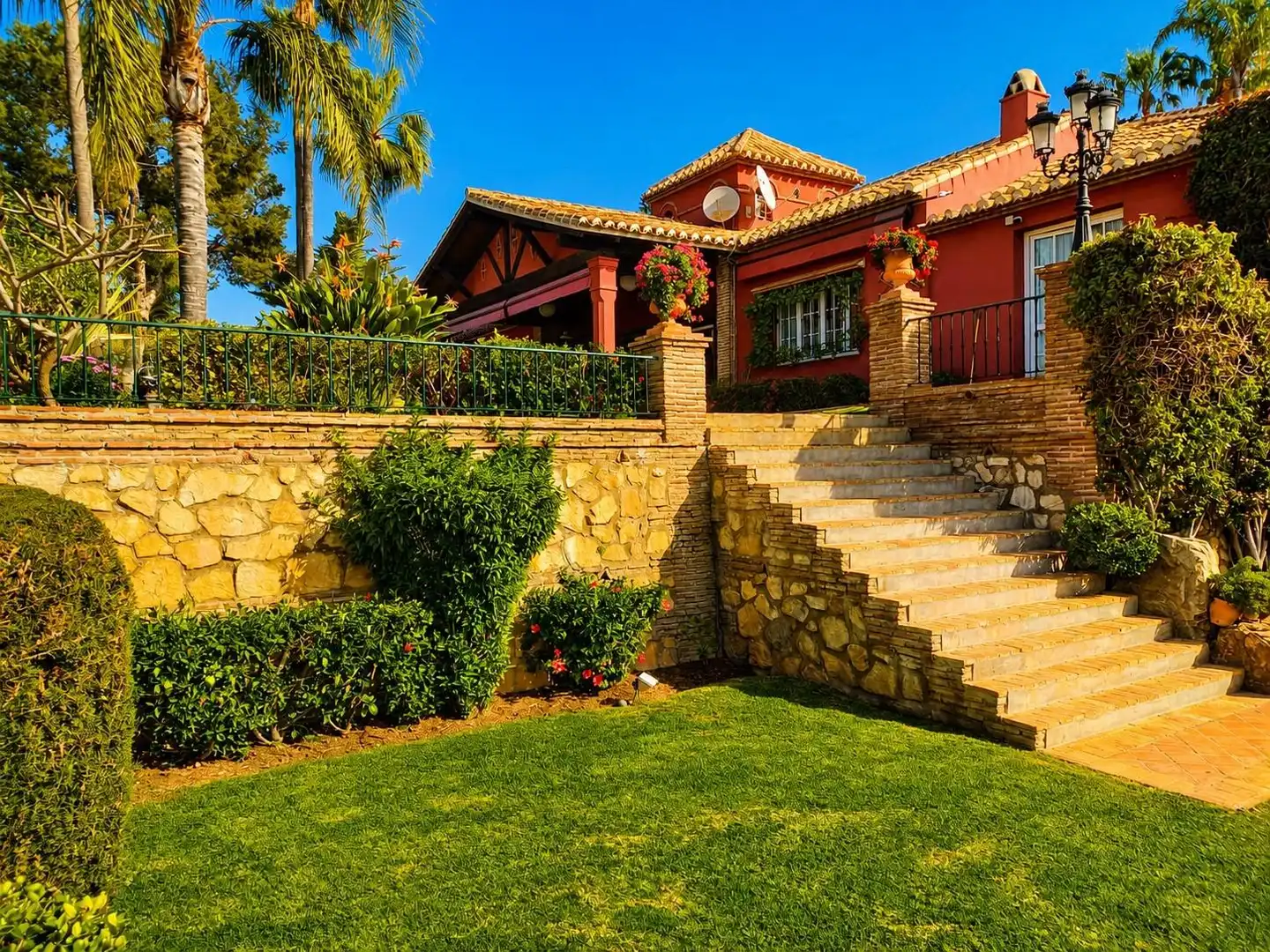 Vista exterior de Casa o xalet en venda en Benalmádena amb Aire condicionat, Calefacció i Jardí privat