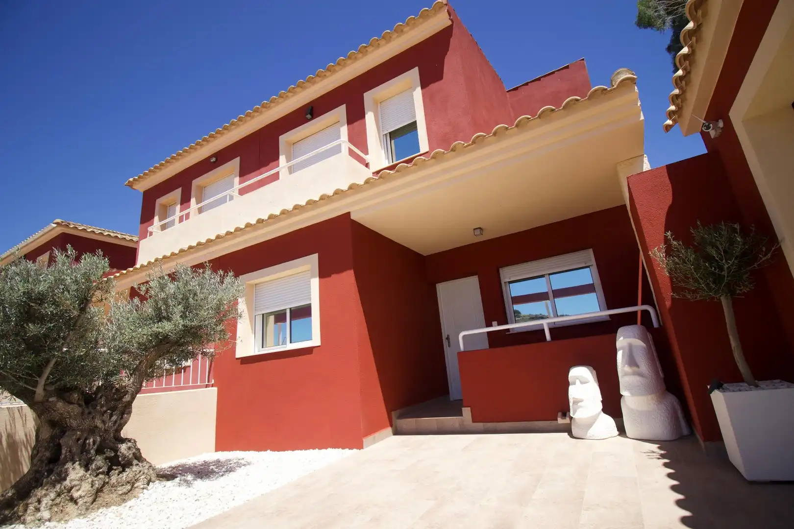 Außenansicht von Einfamilien-Reihenhaus zum Verkauf in Fuente Álamo de Murcia mit Privatgarten und Balkon